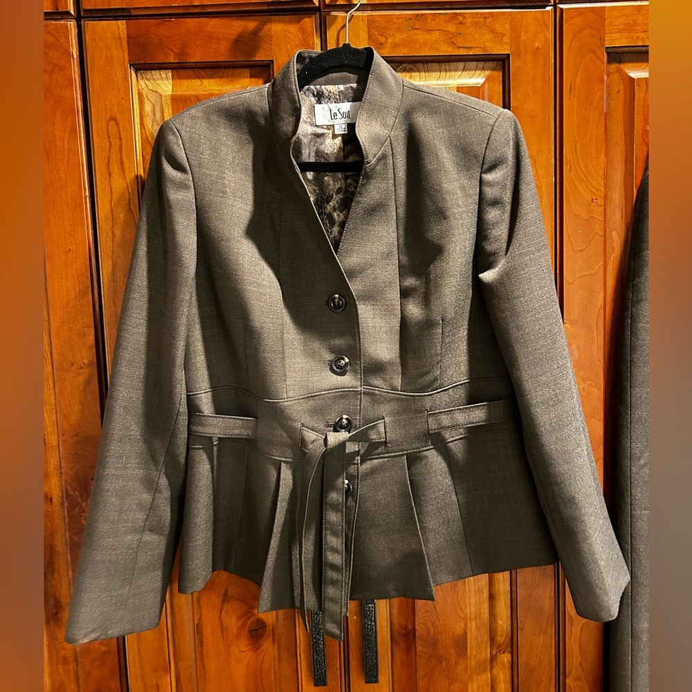 The Le Suit Brown Pant Suit Matching Set